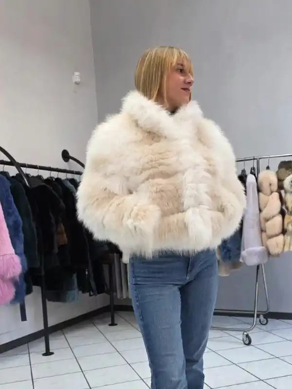 25-11-19 modello pelliccia bianca corto - La Bottega della Pelliccia Casale Monferrato